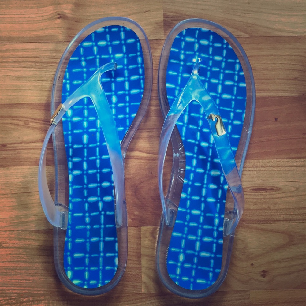 Vineyard Vine’s flip flops